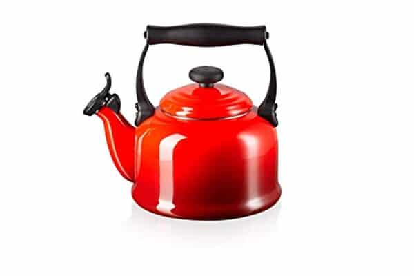 Découvrez pourquoi la bouilloire Le Creuset est un incontournable en cuisine : notre test révèle design intemporel et efficacité inégalée pour vos moments thé et café.