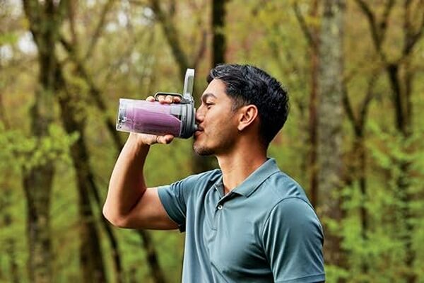 Découvrez notre test du mixeur portable Ninja Blast Max et son efficacité pour préparer smoothies, boissons protéinées et granités en toute simplicité.