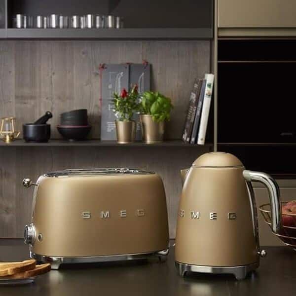 Découvrez notre test détaillé de la bouilloire Smeg KLF03CHMEU : performance, design élégant et verdict final sur ce modèle haut de gamme. 