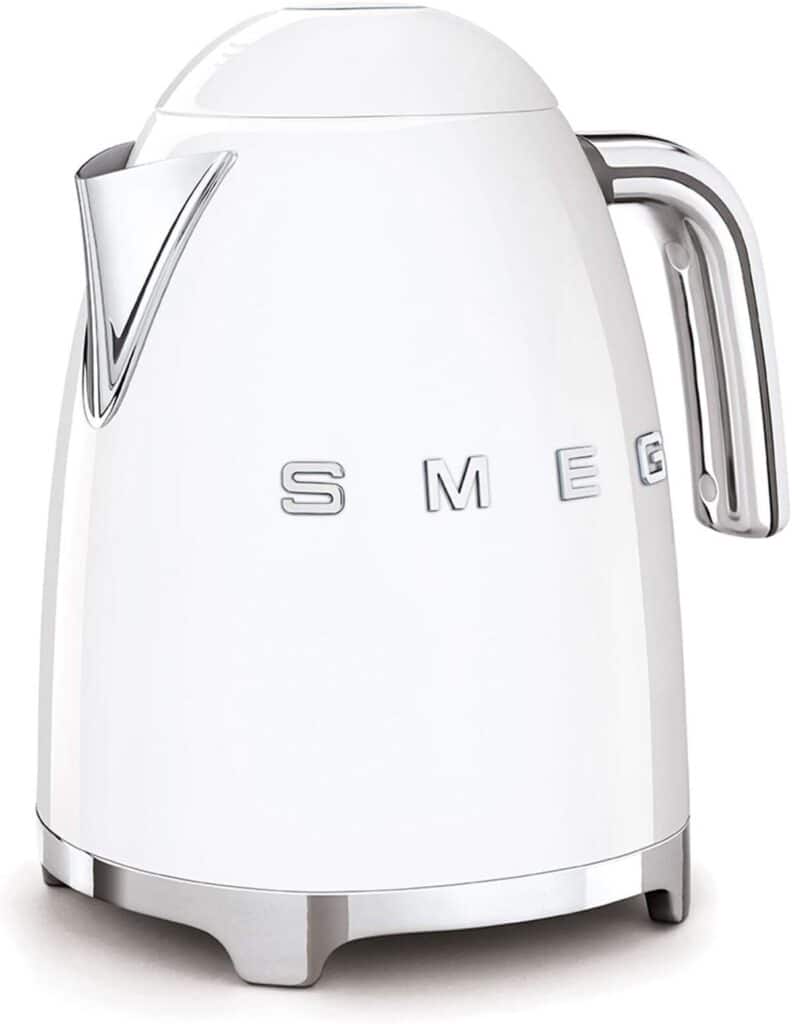 Test : bouilloire Smeg KLF03WHEU, puissance et design à 2400W