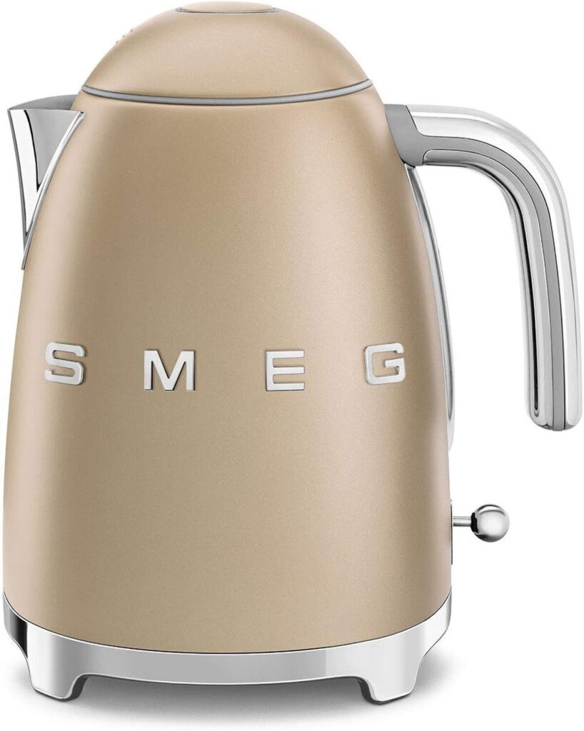 Test de la bouilloire électrique Smeg KLF03CHMEU : performance et design élégant