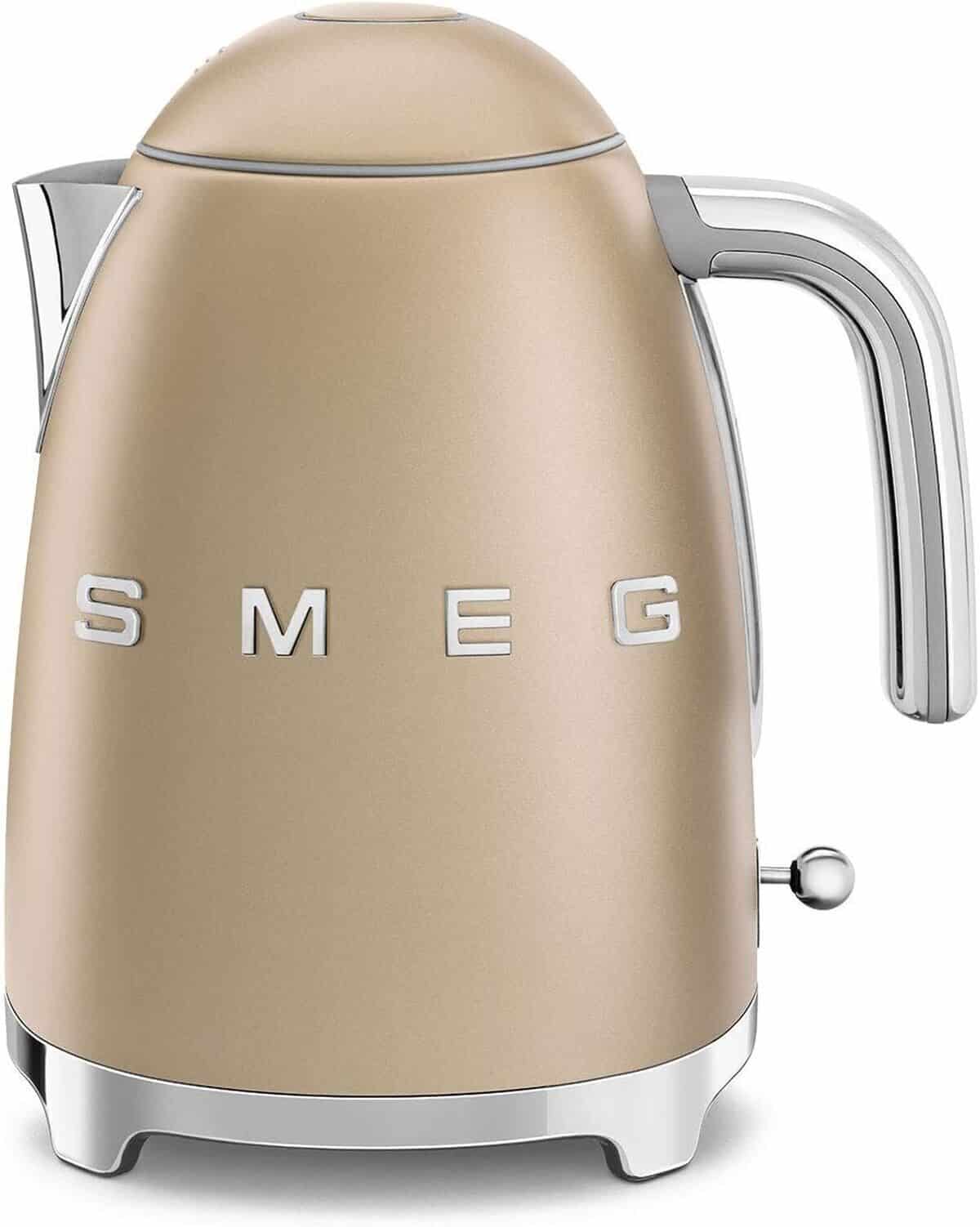 Test de la bouilloire électrique Smeg KLF03CHMEU : performance et design élégant